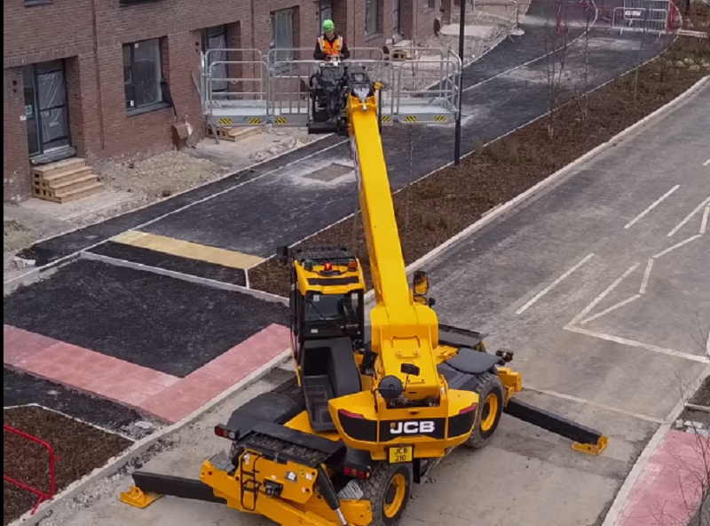 телескопический погрузчик с поворотной кабиной JCB 